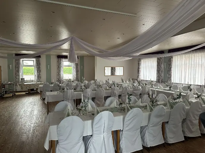 Saal eingedeckt